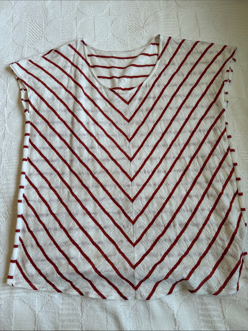 Vince Camuto V-Neck Striped Top — White with Red Diagonal Stripes
